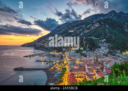 Sonnenuntergang in Amalfi an der Küste mit dem gleichen Namen in Italien Stockfoto