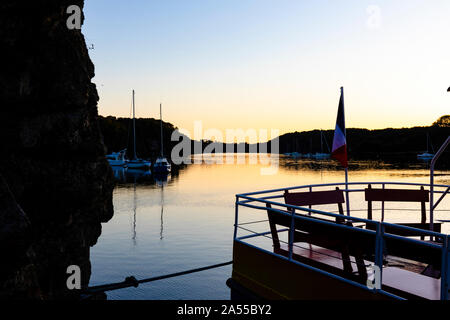 La Roche-Bernard, Bretagne, Frankreich. Sonne über einem Verankerten Touristenboot Stockfoto