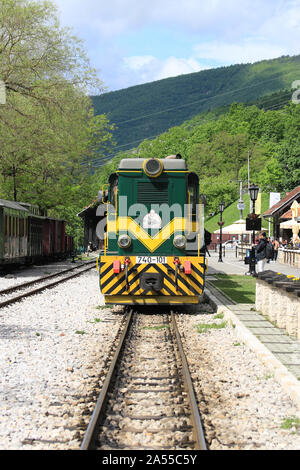 Der Šargan Acht (8) Ist eine Schmalspurige Museumsbahn in Serbien, ausgeführt von dem Dorf Mokra Gora zu Šargan Vitasi station. Eine Erweiterung von višegrad in der Republika Srpska, Bosnien und Herzegowina, wurde am 28. August 2010 beendet. Es war geplant, die Eisenbahn zum Dorf Kremna bis Ende 2011 zu verlängern, und im Jahr 2013 an die Stadt Užice zu verlängern. Stockfoto