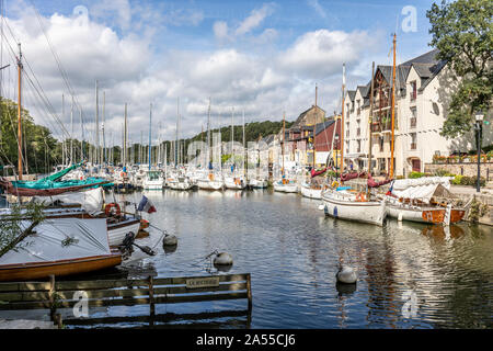 Die Marina Village auf dem Fluss Vilaine in La Roche-Bernard, Bretagne, Frankreich Stockfoto