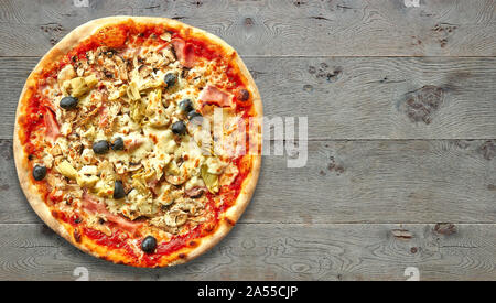 Texturierte Holztisch mit vier Jahreszeiten Pizza. Ansicht von oben Stockfoto