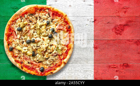 Italien Flagge Holztisch mit vier Jahreszeiten Pizza. Ansicht von oben Stockfoto