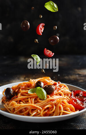 Pasta alla puttanesca - Spaghetti mit Tomatensauce Oliven und Kapern Stockfoto