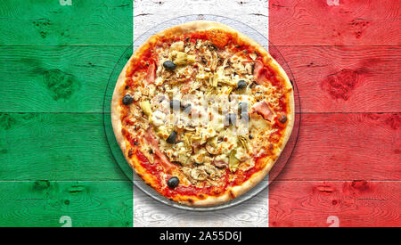 Italien Flagge Holztisch mit vier Jahreszeiten Pizza auf dem Teller. Ansicht von oben Stockfoto