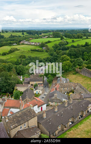 Hohe Aussicht auf Fluss-T-Stücke und die Kante des Richmond Markt der Stadt von der Kirche halten. North Yorkshire, England, Großbritannien Stockfoto