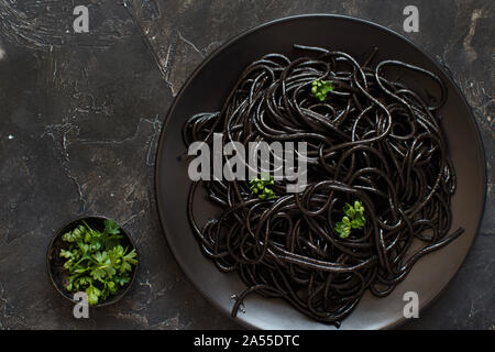 Tintenfisch schwarze Spaghetti mit Petersilie, Ansicht von oben Stockfoto