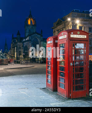 Eine Szene aus Edinburgh. Dies ist von der Royal Mile entfernt in Richtung St. Giles Kathedrale suchen, mit dem berühmten Telefonzellen im Vordergrund. Stockfoto