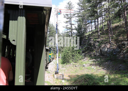 Der Šargan Acht (8) Ist eine Schmalspurige Museumsbahn in Serbien, ausgeführt von dem Dorf Mokra Gora zu Šargan Vitasi station. Eine Erweiterung von višegrad in der Republika Srpska, Bosnien und Herzegowina, wurde am 28. August 2010 beendet. Es war geplant, die Eisenbahn zum Dorf Kremna bis Ende 2011 zu verlängern, und im Jahr 2013 an die Stadt Užice zu verlängern. Stockfoto