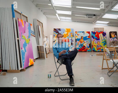 Berlin, Deutschland. 17 Okt, 2019. Der Maler und Künstler Norbert Bisky informiert die Presse über seine doppelte Ausstellung zum Jahrestag des Falls der Berliner Mauer. Credit: Paul Zinken/dpa/Alamy leben Nachrichten Stockfoto