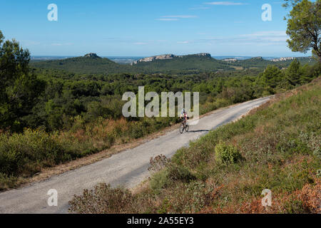 Radfahren in der Provence, Luberon, in der Nähe von San Remy, Frankreich. Stockfoto