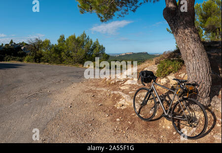 Radfahren in der Provence, Alpilles in der Nähe von San Remy, Frankreich. Stockfoto