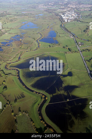 Luftaufnahme der Überschwemmungen des Flusses Aire südlich von Skipton, North Yorkshire, Großbritannien Stockfoto