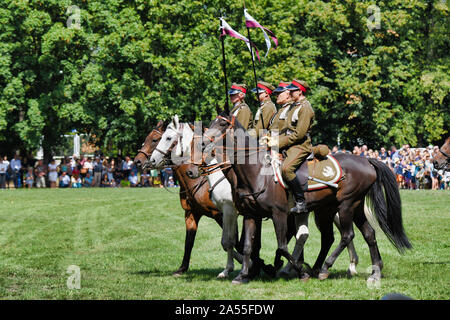 Warschau, Polen - August 15,2019: Feiern der Armee tag in Warschau. Armee Pferde und polnische Soldaten in historischen Uniformen. Stockfoto