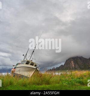 Vor dem Sturm. Dramatische Wolken türmen sich im Hintergrund. Steile Berge steigen aus dem Meer. Stockfoto