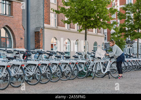 Kopenhagen, Dänemark - 25. MAI 2017: Fahrradverleih auf der Straße im Zentrum der Stadt. Fahrrad ist eine beliebte Art des Verkehrs in der Stadt Kopenhagen in D Stockfoto