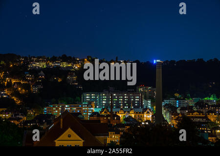 Deutschland, beleuchtete Häuser und Dächer Luftbild über Skyline von Stuttgart heslach bei Nacht unter freiem Sternenhimmel Stockfoto