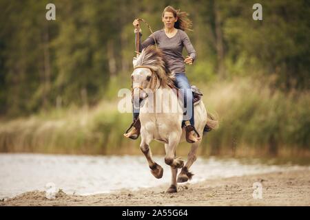 Frau mit Fjord Pferd Stockfoto