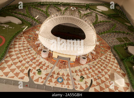 Ein Modell des Dubai International Stadium hinter Glas im Al Bidda Tower, Doha, Katar. Stockfoto