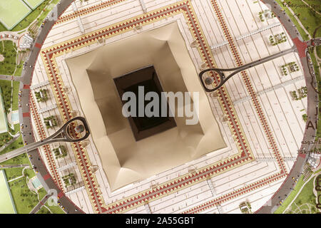 Ein Modell der Al Bayt Stadion hinter Glas im Al Bidda Tower, Doha, Katar. Stockfoto