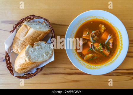 Vietnamesische Rinderschmorbraten Rezept mit Brot im Restaurant serviert. Stockfoto