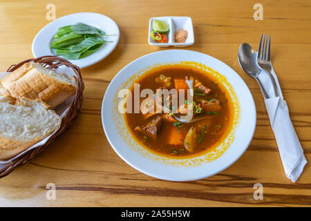 Vietnamesische Küche bo Kho, geschmortem Rindfleisch mit Brot serviert. Stockfoto