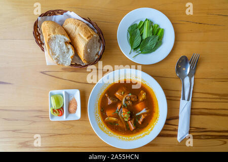 Ansicht von oben Foto von köstlichen vietnamesischen geschmortem Rindfleisch, bo Kho Stockfoto