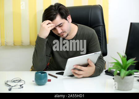 Bild des Geschäftsmanns, der im Amt. Auf weissem Hintergrund. Stockfoto