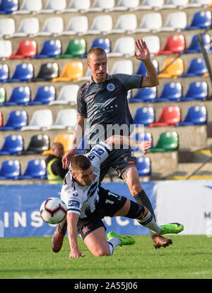 RIGA, Lettland. 17 Juli 2019. Patrick McEleney (L), fällt runter, während der UEFA Champions League Runde 1 2 bein Fußball-Spiel zwischen RIGA FC und DUNDALK FC. Skonto Stadion, Riga Stockfoto