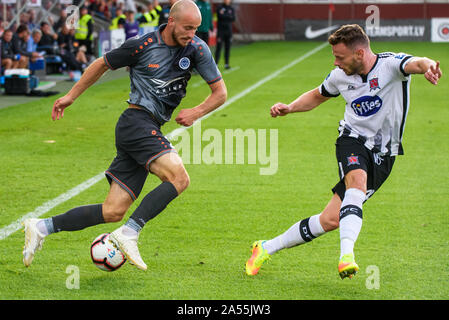 RIGA, Lettland. 17 Juli 2019. Römische Debelko (L) und Andy Boyle (R), während der UEFA Champions League Runde 1 2 bein Fußball-Spiel zwischen RIGA FC und DUNDALK FC. Skonto Stadion, Riga Stockfoto