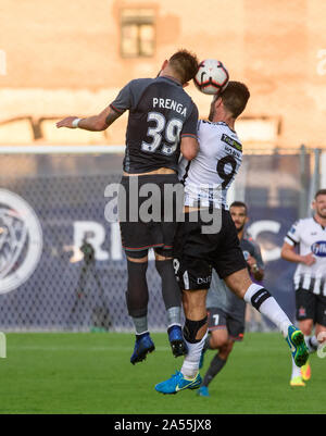 RIGA, Lettland. 17 Juli 2019. Herdi Prenga (L) und Patrick Hoban (R), während der UEFA Champions League Runde 1 2 bein Fußball-Spiel zwischen RIGA FC und DUNDALK FC. Skonto Stadion, Riga Stockfoto