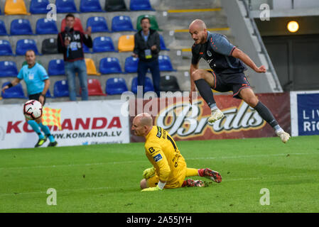 RIGA, Lettland. 17 Juli 2019. Gary Rogers (L) und Roman Debelko (R), während der UEFA Champions League Runde 1 2 bein Fußball-Spiel zwischen RIGA FC und DUNDALK FC. Skonto Stadion, Riga Stockfoto