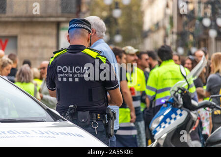 Barcelona, Spanien - 18. Oktober 2019: Guardia urbana Polizei die Sicherheit an die Regierung Platz während der Tag der Generalstreik in Katalonien gegen das Urteil für die Katalanische Führer, die die Unabhängigkeit Volksabstimmung Credit: Dino Geromella/Alamy Leben Nachrichten gefördert Stockfoto