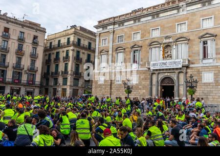 Barcelona, Spanien - 18. Oktober 2019: Hafenarbeiter an der Regierung Platz während der Tag der Generalstreik in Katalonien gegen das Urteil für die Katalanische Führer, die die Unabhängigkeit Volksabstimmung Credit: Dino Geromella/Alamy Leben Nachrichten gefördert Stockfoto