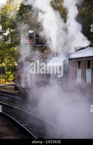 Die ehemalige LNER B1 Dampflokomotive 1264 in der Pickering Station lädt Passagiere für eine Reise nach Whitby auf der NYMR North Yorkshire England UK Stockfoto