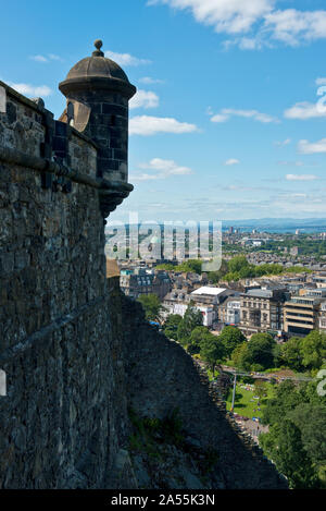 Ansicht nord-westlich vom Schloss Edinburgh Zinnen im Stadtzentrum von Edinburgh. Schottland, Großbritannien Stockfoto