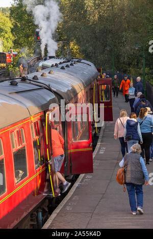 Die ehemalige LNER B1 Dampflokomotive 1264 in der Pickering Station lädt Passagiere für eine Reise nach Whitby auf der NYMR North Yorkshire England UK Stockfoto