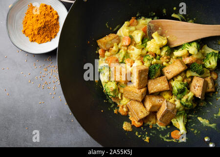 Wok gebratener Tofu und Gemüse mit Satay Sauce rühren. Ansicht von oben Stockfoto