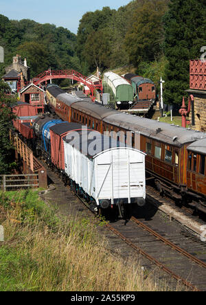 Ein Dieselmotor der alten britischen Eisenbahn, der einen Personenzug zieht, hielt am Bahnhof Goathland auf der NYMR North Yorkshire England Vereinigtes Königreich an Stockfoto