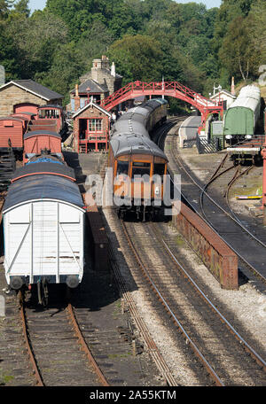 Ein Dieselmotor der alten britischen Eisenbahn, der einen Personenzug zieht, hielt am Bahnhof Goathland auf der NYMR North Yorkshire England Vereinigtes Königreich an Stockfoto