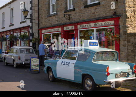 Ein alter Ford Anglia Polizeiwagen in Fernsehen Soap Opera Heartbeat geparkt in Goathland North Yorkshire England Vereinigtes Königreich Großbritannien Stockfoto