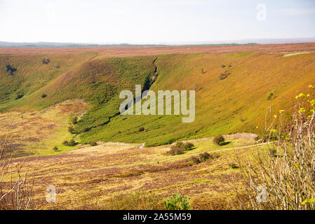 Wunderschöne malerische Moorlandschaft mit Blick auf das Loch des Horcum Levisham Moor in der Nähe von Pickering North Yorkshire England Vereinigtes Königreich Großbritannien Stockfoto