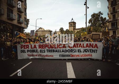 Barcelona, Spanien. Okt, 2019 18. Barcelona, Spanien,. Markante katalanischen Unabhängigkeit Studenten Parolen schreien, als sie das Urteil des Obersten Gerichts gegen 9 von 12 Katalanische Führer für Aufruhr, Missbrauch von öffentlichen Geldern und desobedience, die im Zusammenhang mit einer verbotenen Referendum über die sezession und eine Unabhängigkeit, die Abstimmung in der katalanischen Parlament im Oktober 2017 protestieren. Credit: Matthias Oesterle/Alamy leben Nachrichten Stockfoto