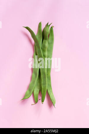 Piattoni grüne Bohnen Draufsicht auf einem rosa Hintergrund Stockfoto