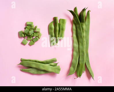 Piattoni grüne Bohnen Draufsicht auf rosa Hintergrund Stockfoto