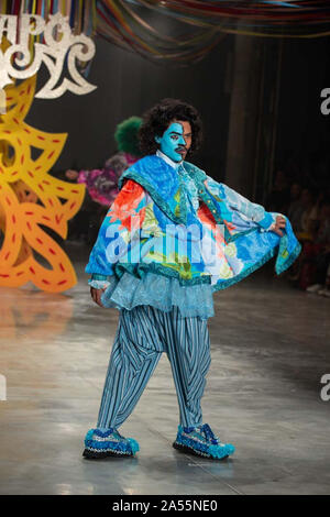 Sao Paulo, Sao Paulo, Brasilien. 17 Okt, 2019. Modell präsentiert von Arbeitsplätzen durch Amapo während der São Paulo Fashion Week (SPFW), N 48 Edition, in Sao Paulo, Brasilien. Credit: Paulo Lopes/ZUMA Draht/Alamy leben Nachrichten Stockfoto