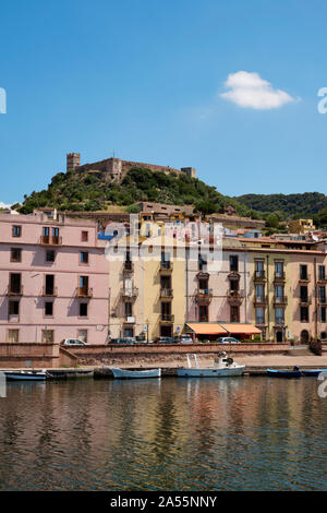 Die bunten Bosa Stadt und das Schloss von Serravalle am Fluss Temo in der Provinz von Oristano an der Westküste von Sardinien Italien Europa Stockfoto