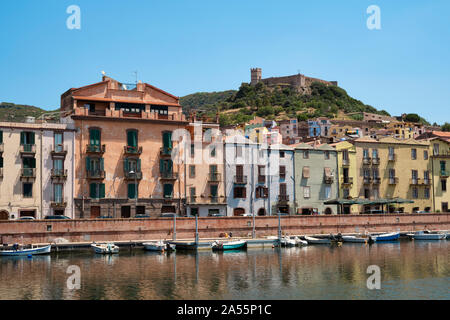 Die bunten Bosa Stadt und das Schloss von Serravalle am Fluss Temo in der Provinz von Oristano an der Westküste von Sardinien Italien Europa Stockfoto