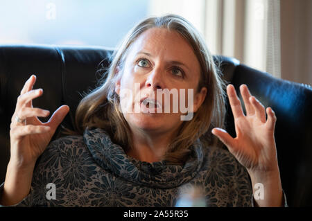 Harrogate, Großbritannien. Okt, 2019 18. Schriftsteller und Journalist Kate Bradbury, Autor des Buches "Die Hummel fliegt Sowieso an Raworths Harrogate Literaturfestival wird angezeigt. Quelle: Russell Hart/Alamy leben Nachrichten Stockfoto