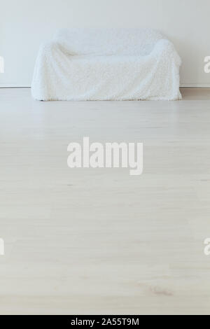 Weiß Sofa im Innenraum von einem leeren weißen Zimmer Stockfoto