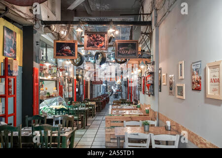 Griechische Nachtleben von leeren Innenräumen Tavern Restaurants. Leere tavernen Stühle @ Tabellen ohne Masse bei Modiano, Thessaloniki, Griechenland. Stockfoto